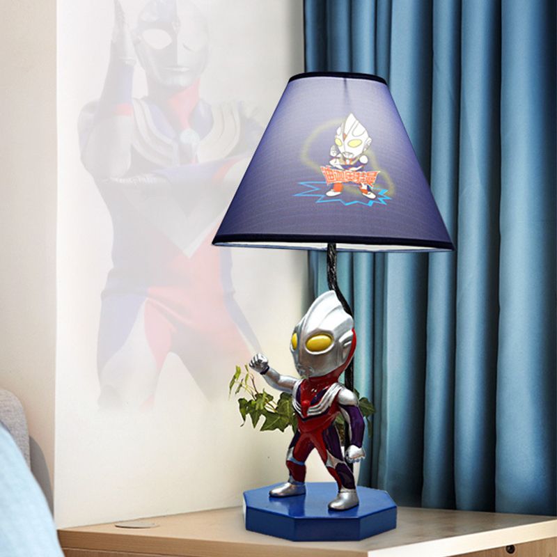 Lampada da tavolo blu a botte/trapezio per bambini, illuminazione da comodino in tessuto a 1 testa con decorazione Ultraman