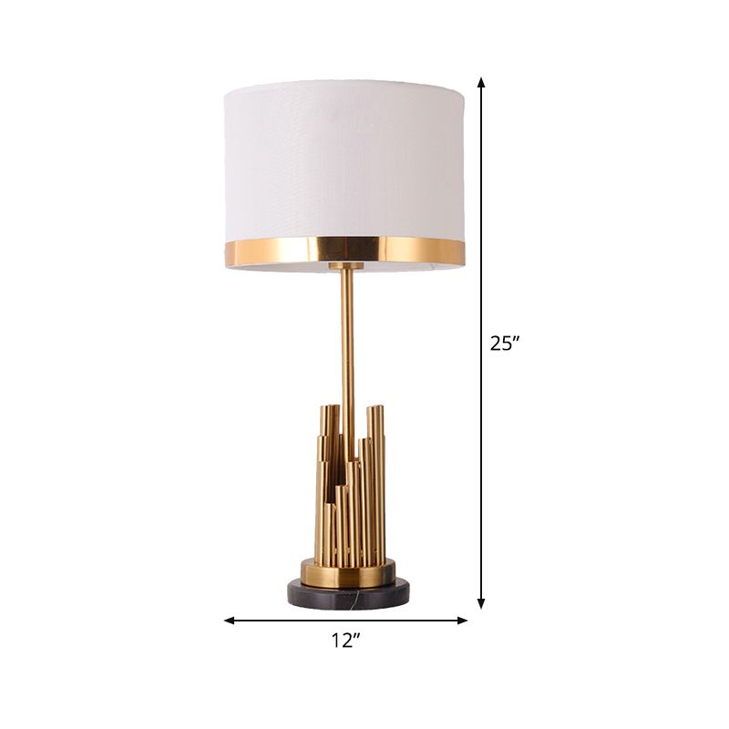 1 Éclair de tâche de chambre à coucher moderne petite lampe de bureau avec une teinte en tissu de cylindre