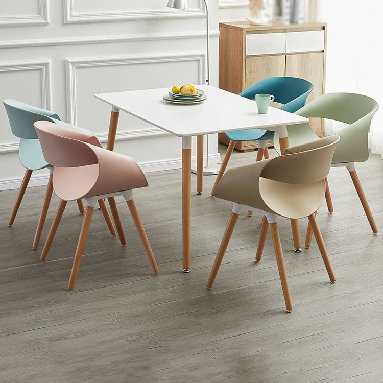 Chaises d'appoint de salle à manger en plastique Chaise d'intérieur et d'extérieur Glam de 18 po de large, chaise d'appoint à dossier ouvert