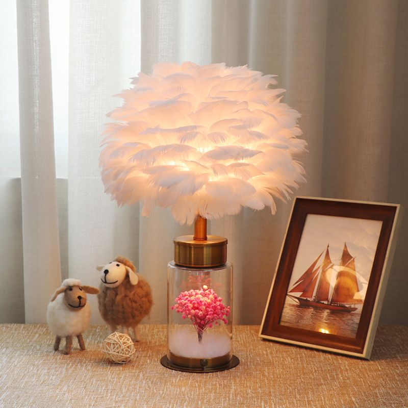 Lampe d'étude du globe de plumes nordique 1 Bureau de bureau avec base de bouteille et décoration de fleurs intérieures en gris / blanc / rose