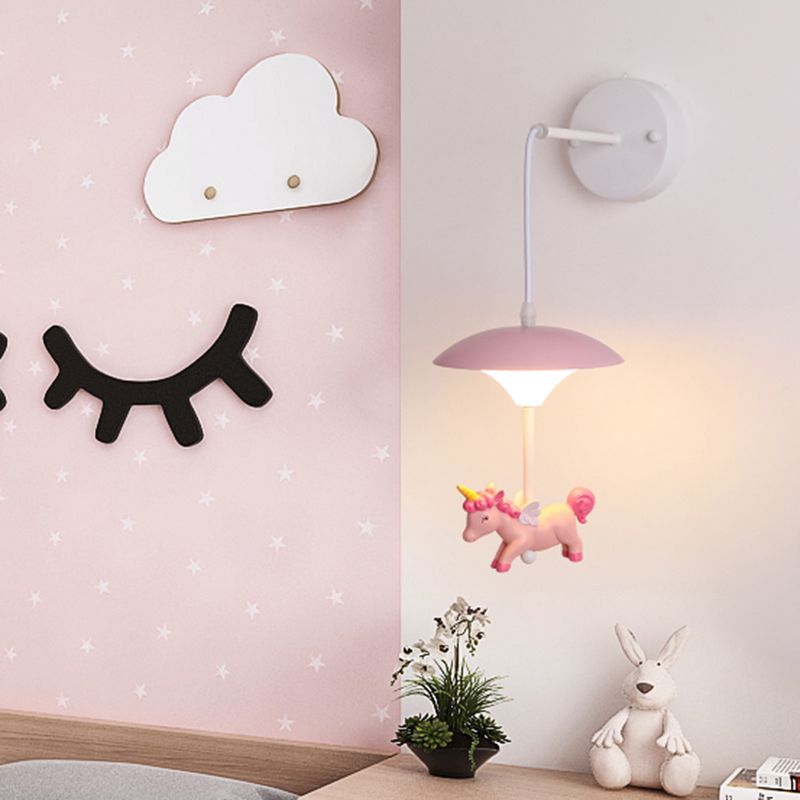 Apparecchio di illuminazione a parete a led metallici a forma di funghi con un unicorno in resina