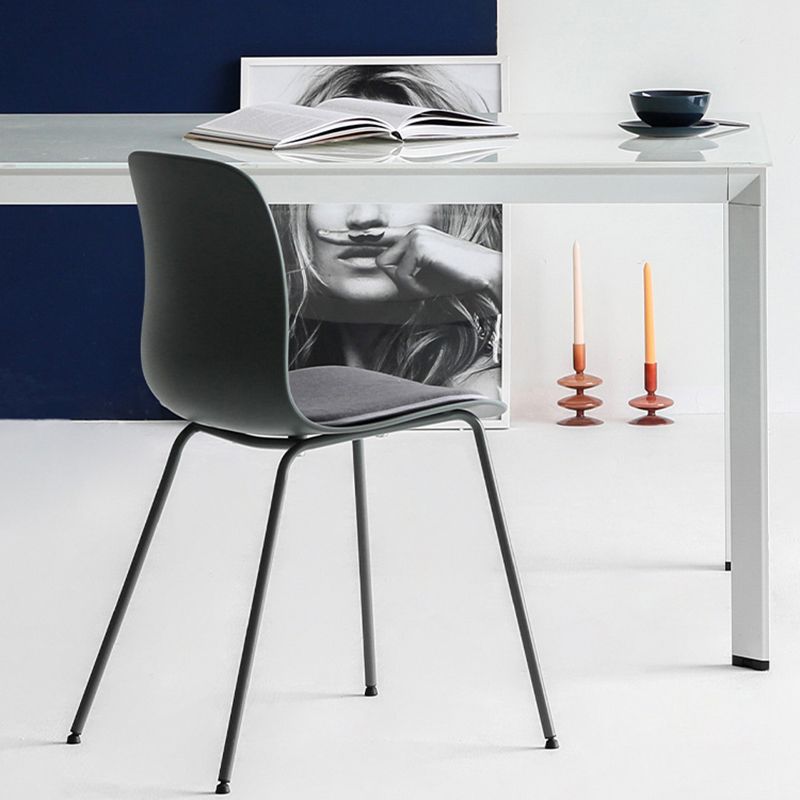 Silla lateral de cafetería industrial, acabado mate, parte trasera sólida, silla de comedor