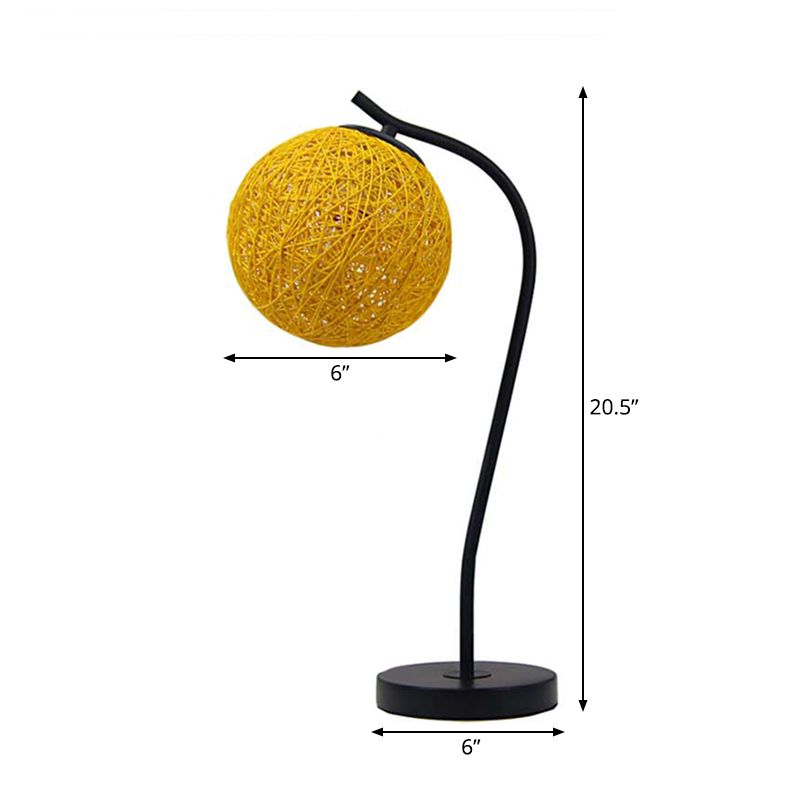 Lampada da tavolo fatta a mano gialla/avorio in stile campagna da tavolo a 1 luce con tonalità a sfera per camera da letto