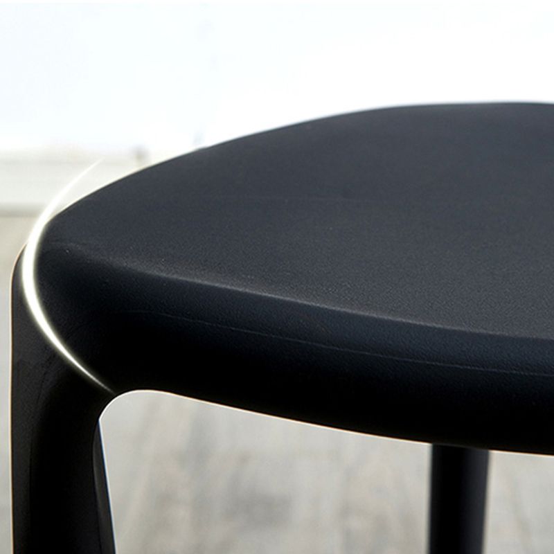 Silla lateral apilable de plástico escandinavo con respaldo abierto y acabado mate