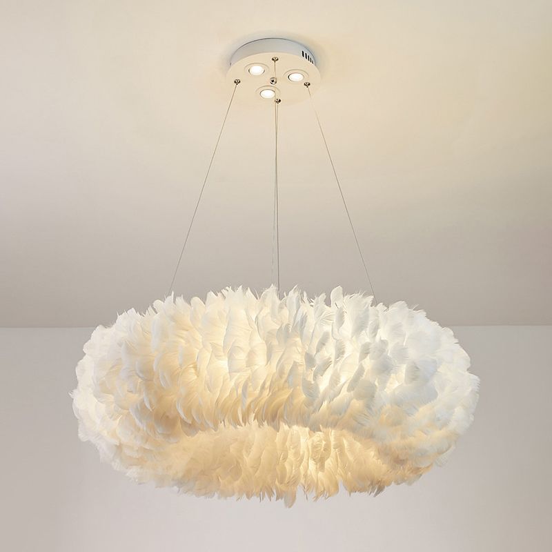Chambre suspendue suspendue à suspension blanche moderne avec une teinte plume ronde