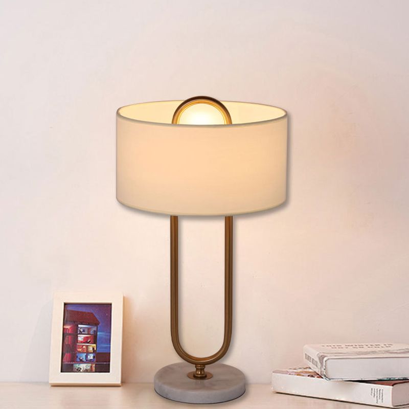 Lampada da comodino a tamburo bianco Lampada da comodino in tessuto minimalista a 1 lampadina con supporto ovale in ottone