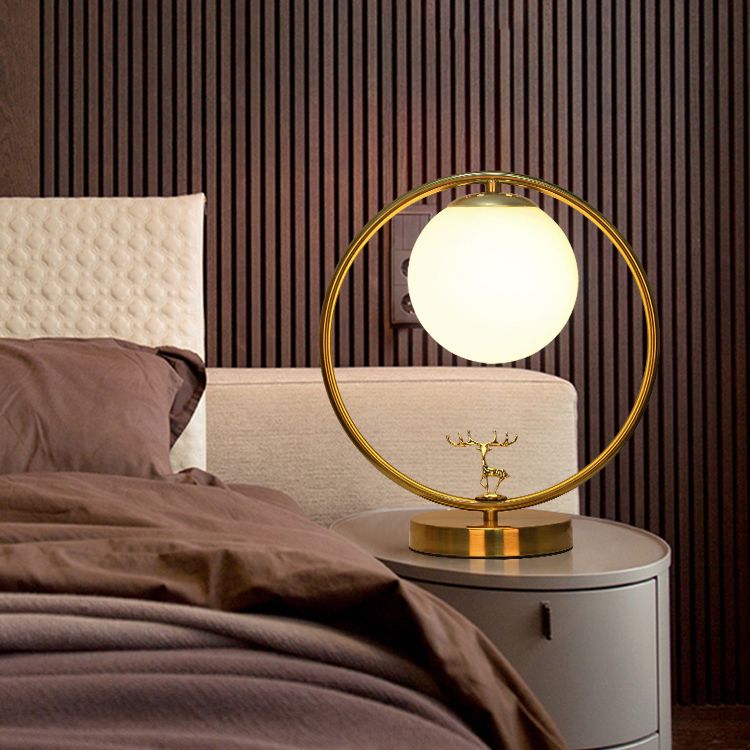 Lámpara de soporte de noche de los ciervos de latón Nordic Ball Glass Table de vidrio Luz para sala de estar