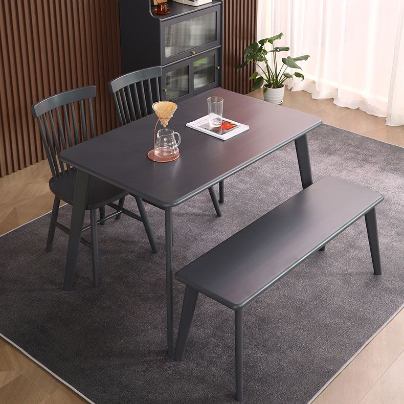 Sedia da sala da fuoco in legno scandinavo.