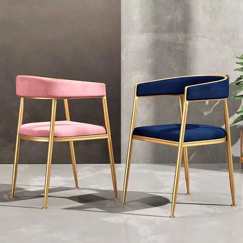 Silla de comedor tapizada con brazo de metal Glam, silla lateral de comedor para uso en restaurantes