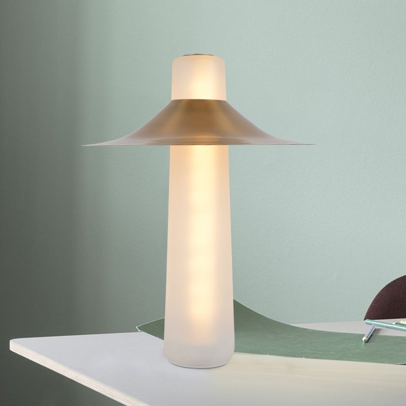 Light de chevet évasé Light moderne lampe de table de chevet LED moderne en or avec tube Base de verre blanc