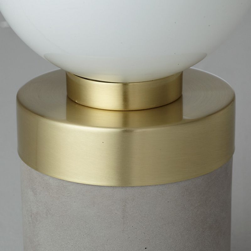 Éclairage de table en verre givré mondial Élevant 1 lampe de table gris clair avec base de cylindre de ciment