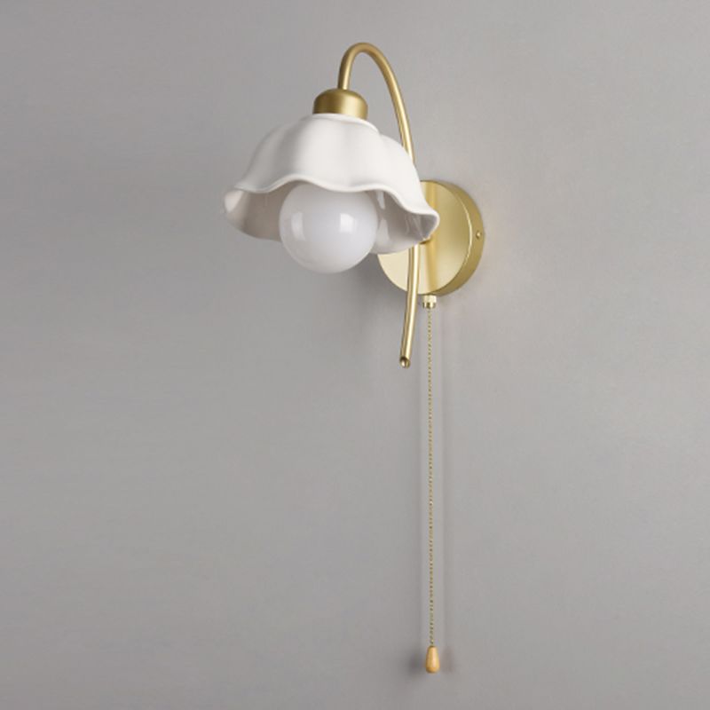 Flower Shape Metal Wall Sconces Modern 1 Light Wall Mount Light Fixture in Gold