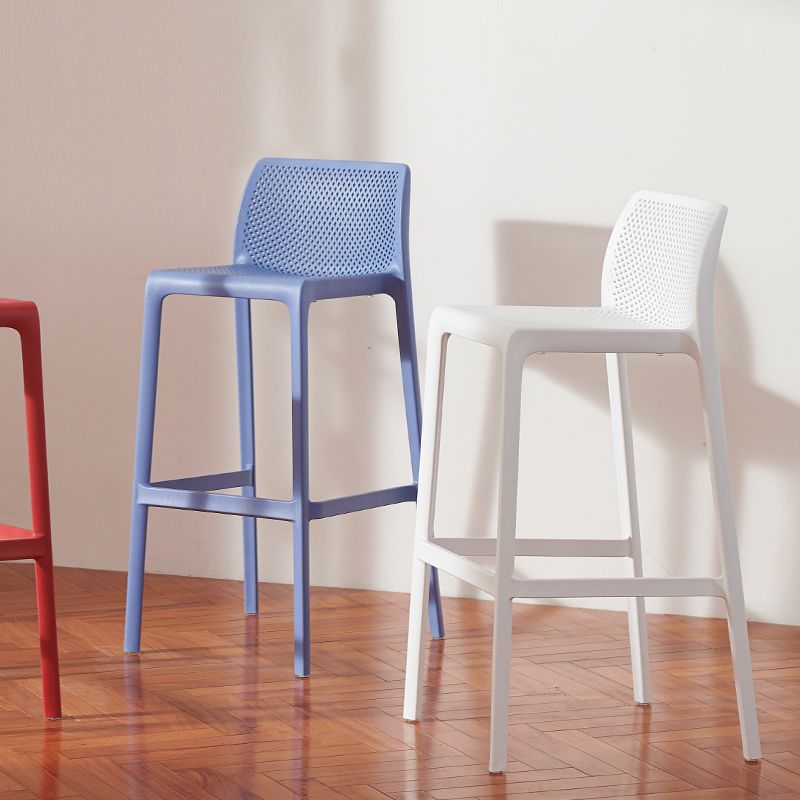 Taburetes de bar interiores apilables de plástico escandinavo con respaldo bajo