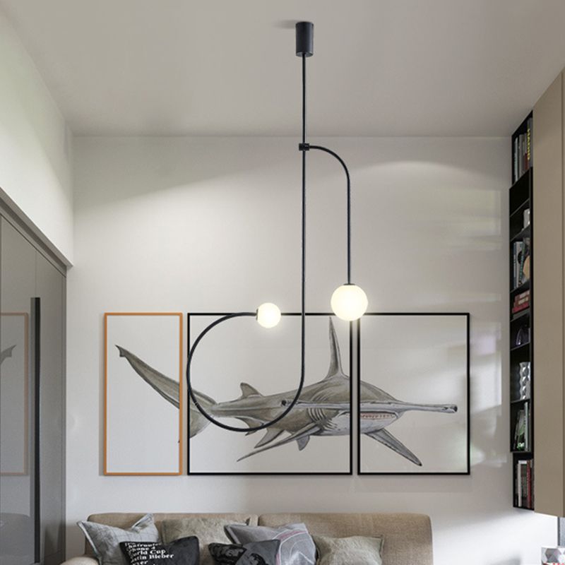 Gefrertete Opalglas Modo Hanging Light Kit einfache 2 Lampen schwarze LED -LED -Anhänger Kronleuchter mit gebogenem Arm