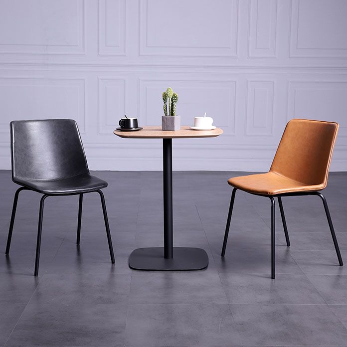 Silla de comedor con acabado mate de cuero de silla lateral con respaldo sólido de hotel contemporáneo