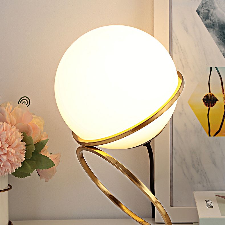 Lampe de nuit à anneau doré minimaliste à 1 lumière table métallique légère avec une teinte en verre de lait à balle