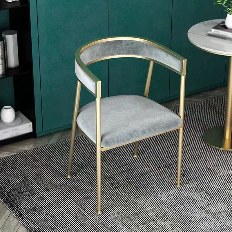 Silla de comedor tapizada con brazo de metal Glam, silla lateral de comedor para uso en restaurantes