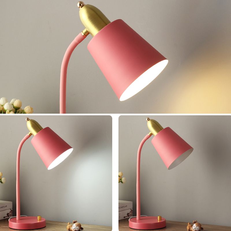 Lámpara de mesa de estilo de la sala de estudio de una sola bombilla con tono de metal cónico