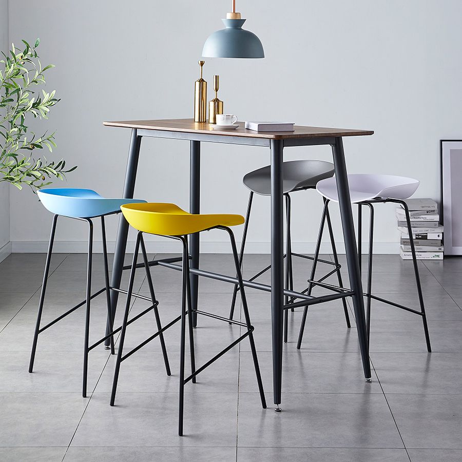 Taburete de bar moderno, taburete de bar interior de plástico sin brazos con base de acero con reposapiés