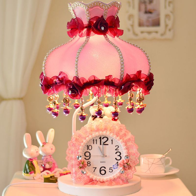 1-Bulb Girl Bedroom Night Light Kids Purple et rose Table Éclairage avec une teinte et une horloge de tissu festonné et une horloge
