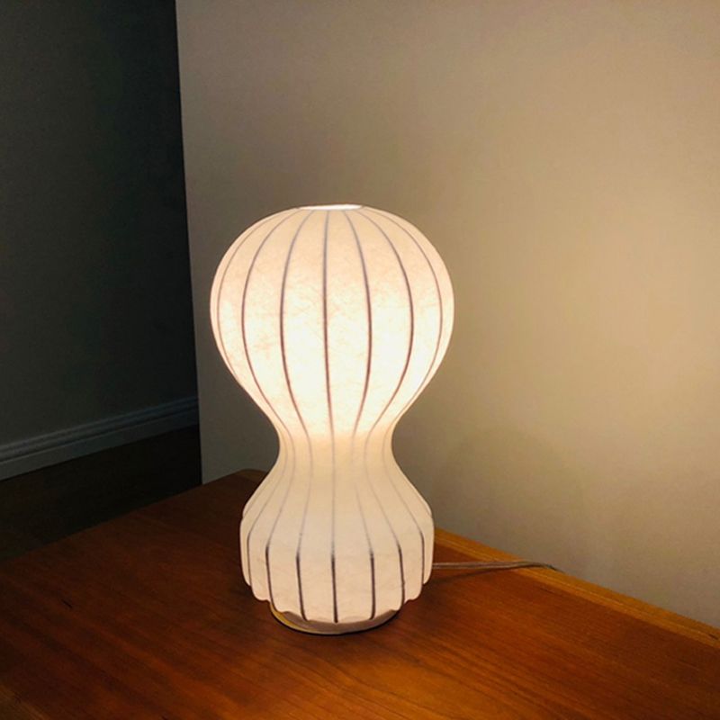 Lampada da tavolo piccola curva bianca modernista a 1 lampadina in tessuto per soggiorno