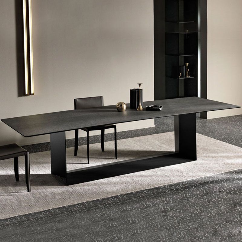 Industrieel gesinterde stenen eettafel rechthoek zwarte boventafel met metalen voetstuk