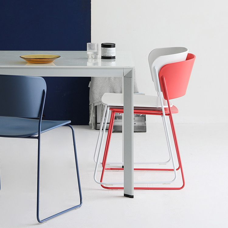 Binnen de stoelen voor de zijkant van de binnenkant van de binnenkant van de achterstoelen.