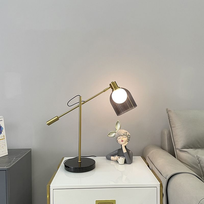 Lampada da lettura postmoderna con braccio bilanciato in vetro grigio fumo, lampada da tavolo da soggiorno a 1 testa in nero-oro