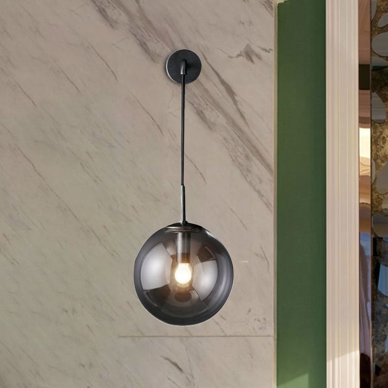 Accesorio de iluminación de pared esférica moderna 1 Bulbo de vidrio ahumado Luz de vidrio en negro/latón para sala de estar, 8 "/10"
