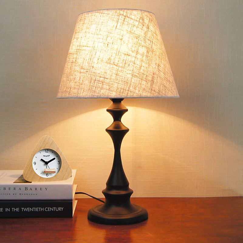 1 table d'étude de l'ampoule légère lampe de bureau blanc moderne avec une teinte en tissu fustile large