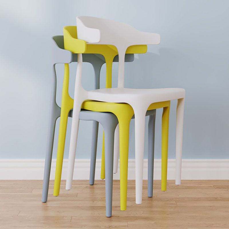 Silla de comedor moderna de plástico con acabado mate y respaldo abierto