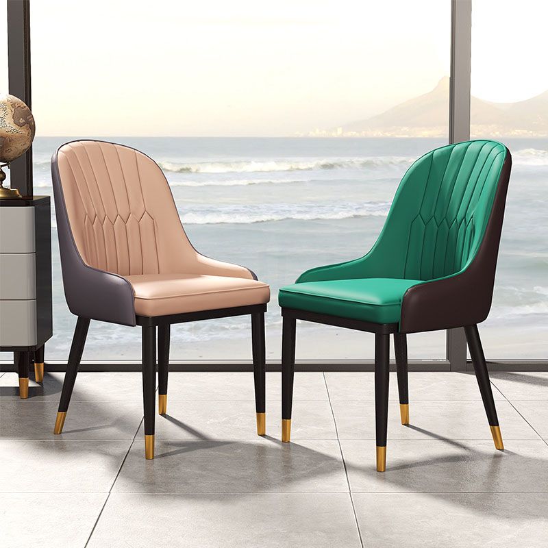 Silla auxiliar de comedor de cuero con respaldo sólido de diseño escandinavo