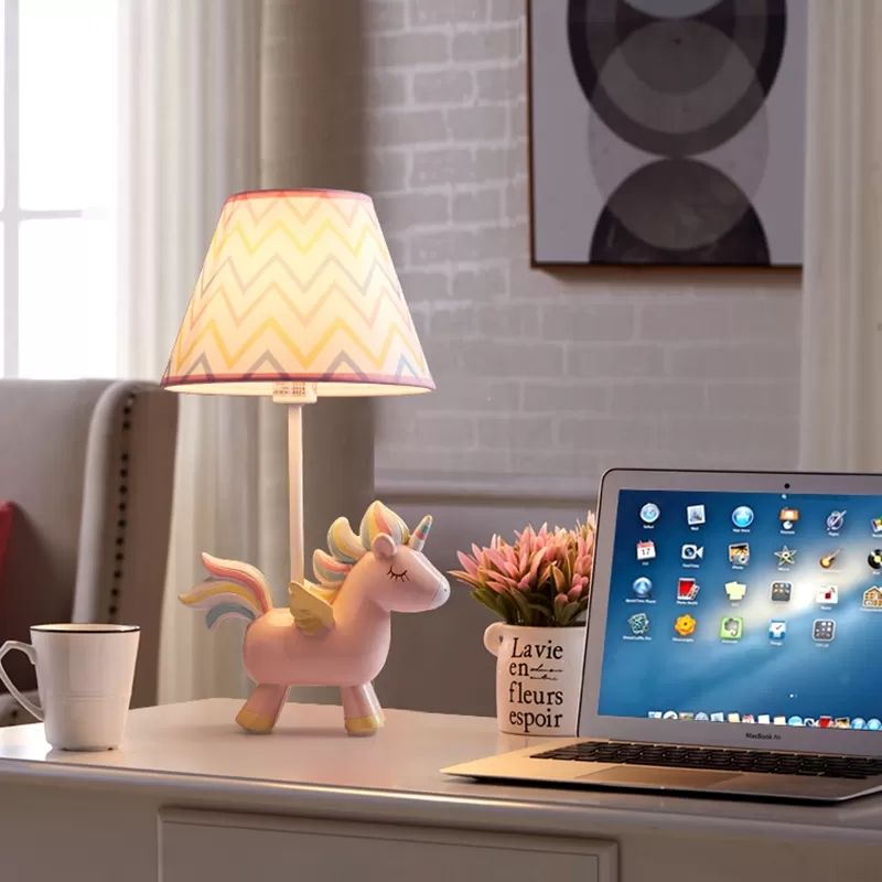 Animal Unicorn Desk Lampe Harz 1 hellrosa Schreibtisch Licht mit Stoffton für Mädchen Schlafzimmer