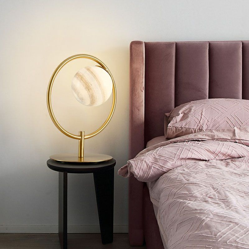 Gold Finish Planet Tischlampe Nordic 1 Glühbirne Buntglas Nachtlicht mit Metallring