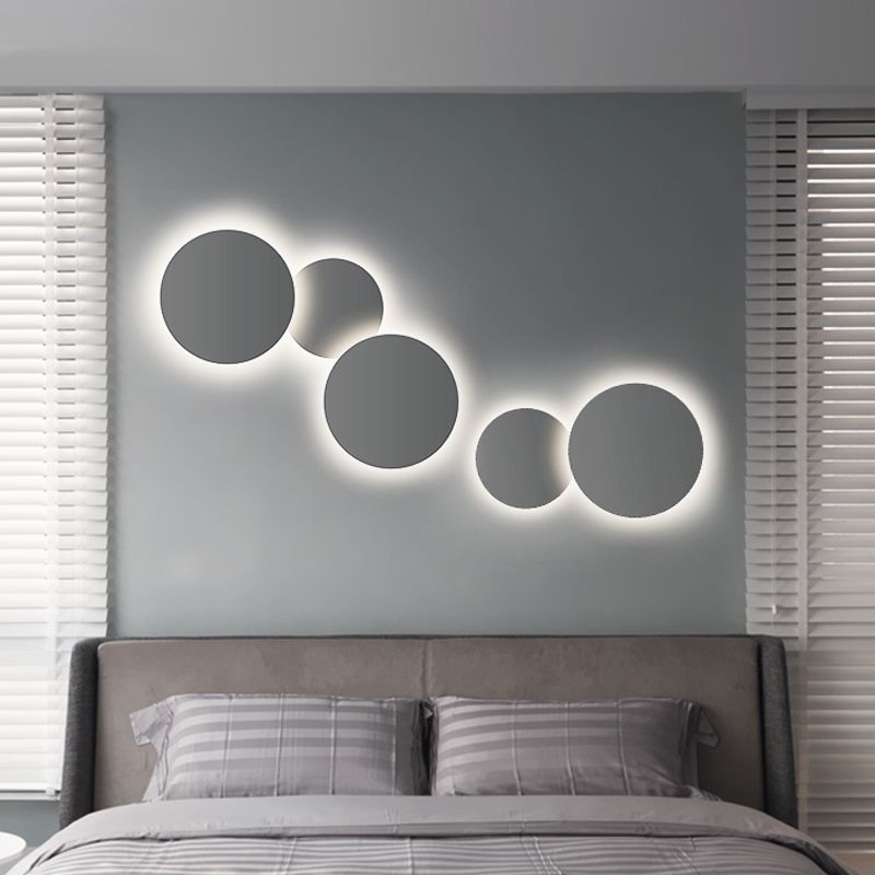 Lámpara de pared de metal de metal en forma de minimalismo iluminación de pared LED integrada de luz cálida/blanca en gris/blanco, 47.5 "/52" de ancho