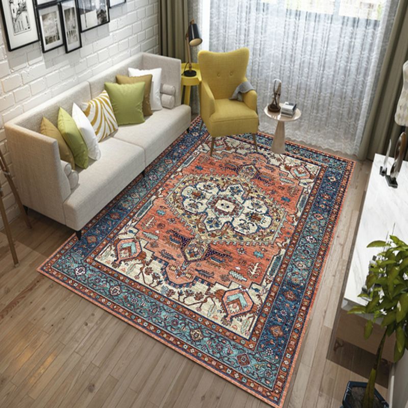 Red Tone Nostalgia Area Carpet Polyester Spearhead Print Indoor Rug Easy Care Carpet for Living Room
