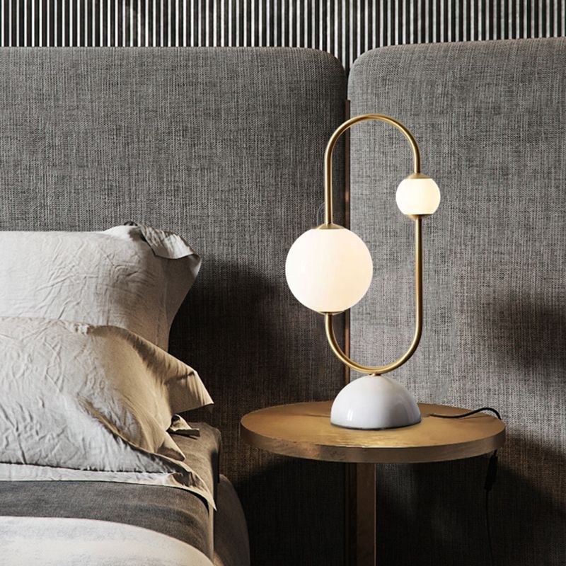 Lampada da tavolo con base a cupola in marmo Lampada da comodino a LED postmoderna a 2 teste in oro con paralume in vetro smerigliato