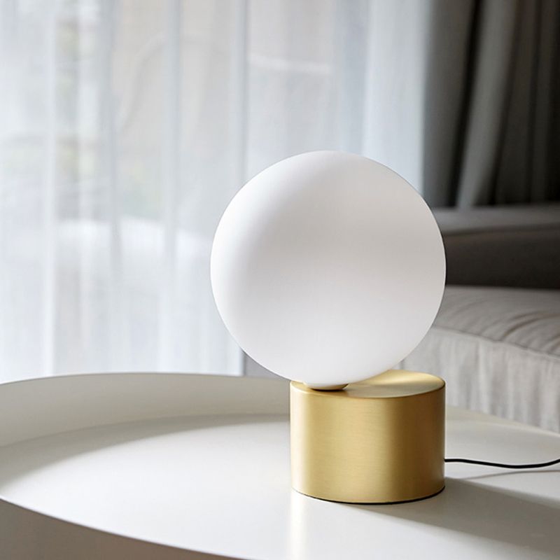 Lampada da tavolo postmoderna a 1 testa Mini lampada da comodino con sfera dorata con paralume in vetro bianco smerigliato