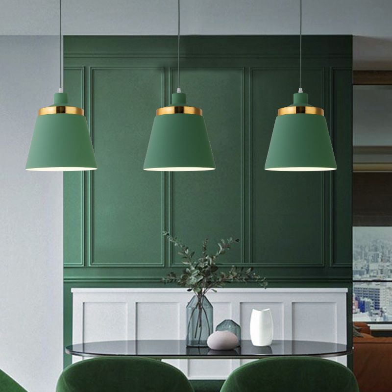 Plafonnier à pendentif conique de style moderne.