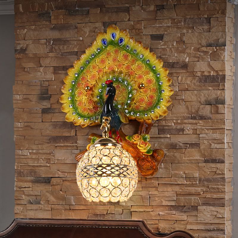 Lámpara de pared de forma de orbe clásica 1 cabezal transparente K9 Crystal Sponce Lights con decoración de pavo real en amarillo/oro