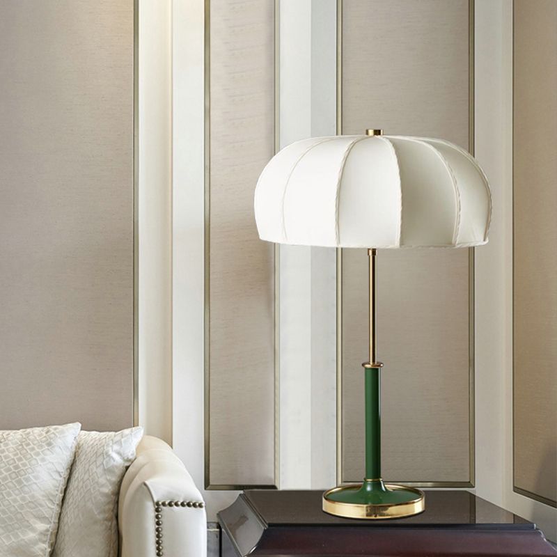 1 Kopfschattierte Aufgabenbeleuchtung zeitgenössischer Stoff Nachtischlampe in Grün/Weiß mit Metallbasis