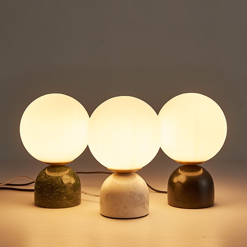 Servizio di notte semplice a sfera Light Milky Glass 1 Lampada da comodino con piedistallo in marmo nero/bianco/verde