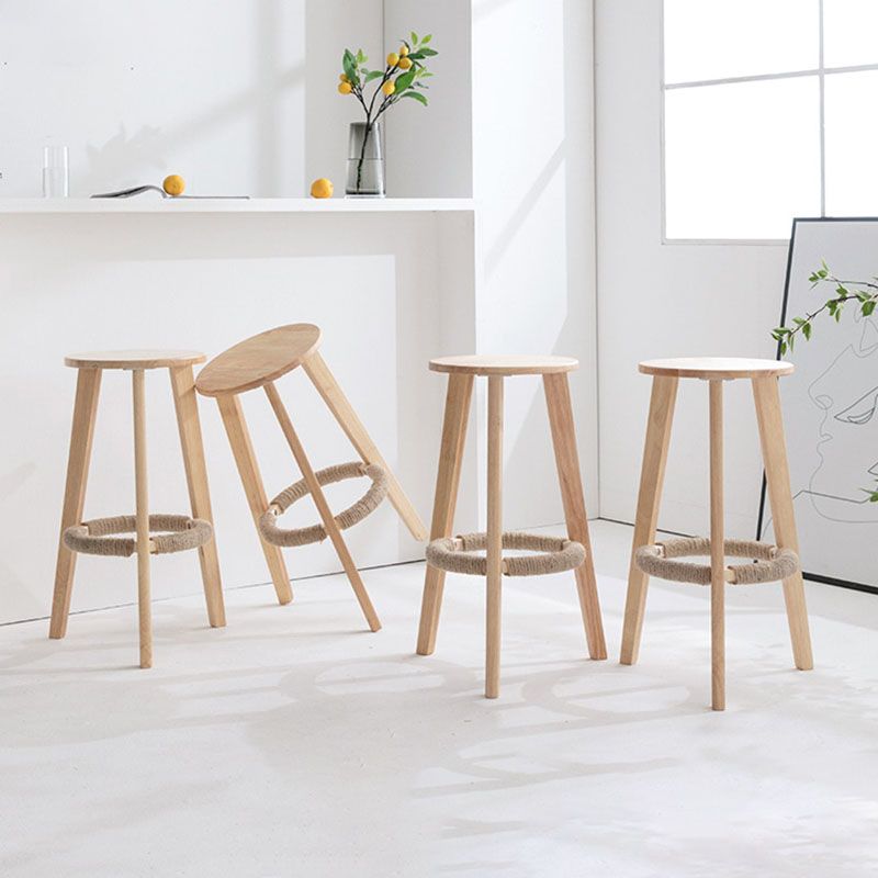 Taburete de bar simple apilable industrial de madera de caucho, taburete alto para interiores con asiento redondo