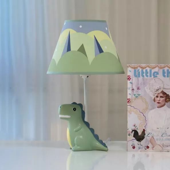 Lampada da tavolo con dinosauro verde Grin, 1 lampadina, lampada da tavolo in resina per bambini con paralume in tessuto per cameretta