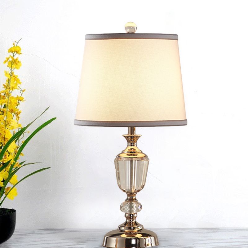 Lampada da comodino in tessuto Modernismo a 1 testa con paralume a botte bianco per soggiorno