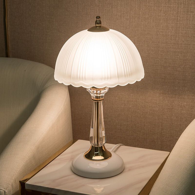 Lampe de table festonnée en verre blanc givré moderne 1 tête de tête en or Lumière pour chambre à coucher
