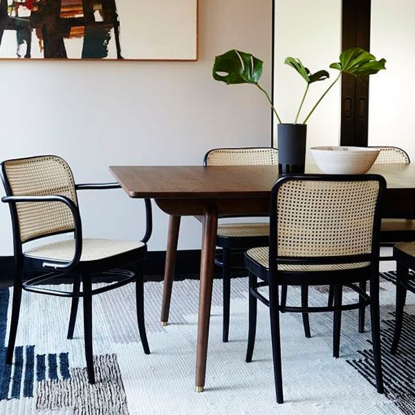 Cuisine contemporaine ouvrant le dossier de la chaise d'appoint de salle à manger en bois massif