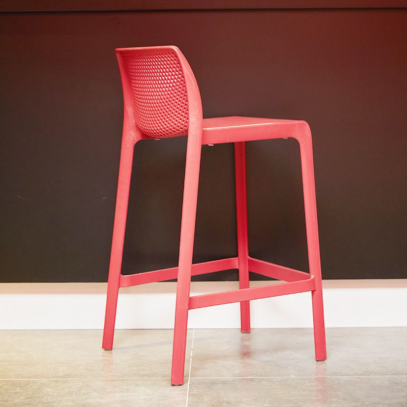 Barhocker aus Kunststoff im modernen Stil mit Fußstütze und stapelbarem, schlichtem Bistro-Barhocker