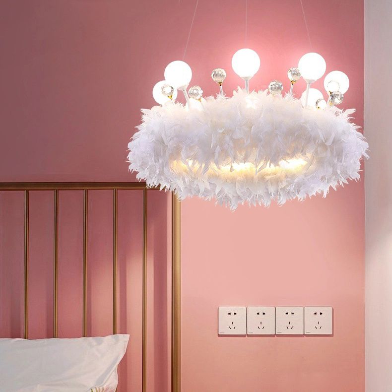 Luz colgante de LED de plumas blancas en una lámpara de aluminio de estilo de lujo moderno con decoración de cristales