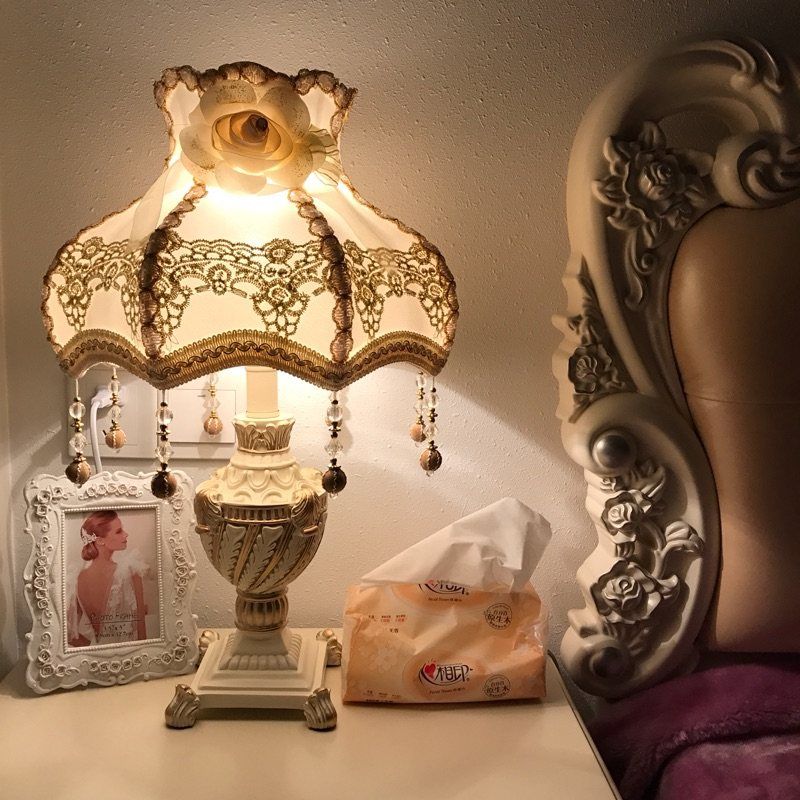Lampada da tavolo a forma di urna in resina Stile pastorale 1 testa beige night luce con tonalità in tessuto